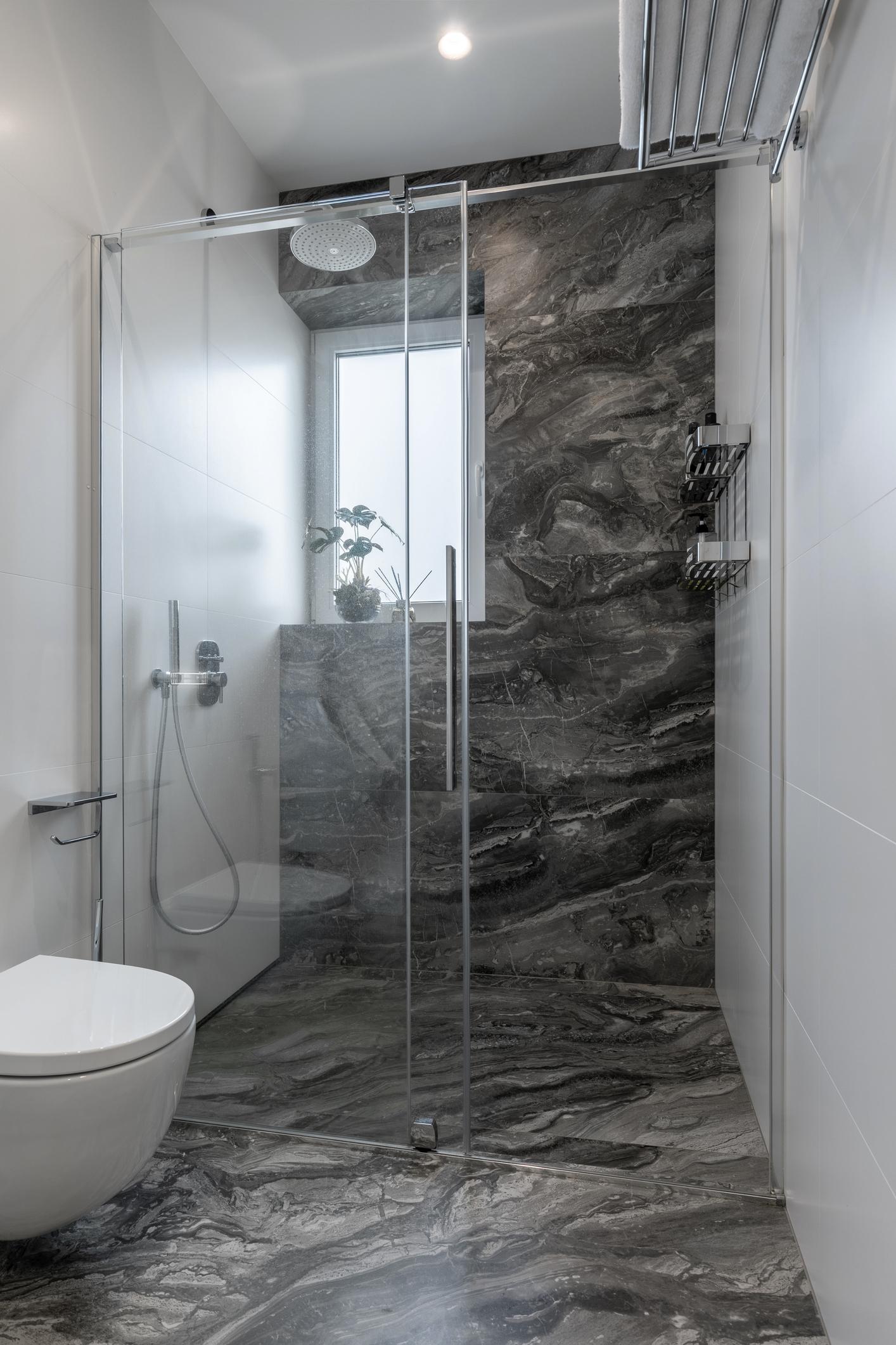 185067603_Hinged Shower Cubicle 1.jpg